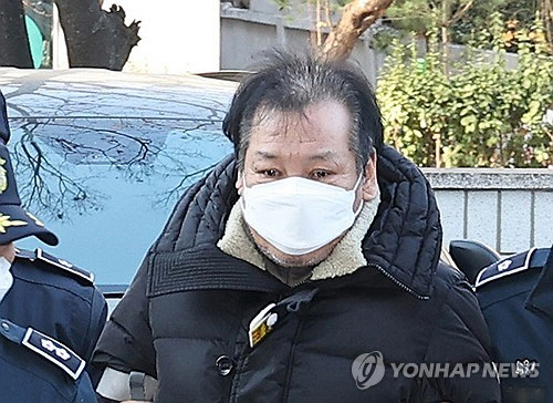 정치자금법 위반 혐의를 받는 이른바 '건진법사'로 알려진 전성배 씨가 19일 서울 양천구 서울남부지법에서 열린 구속 전 피의자 심문(영장실질심사)에 출석하며 법정으로 향하고 있다.   [연합뉴스]